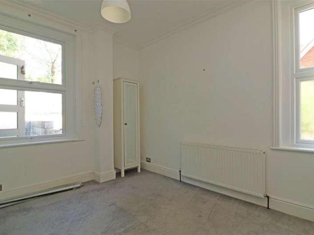 Flat for sale in Nutfield, Hillview