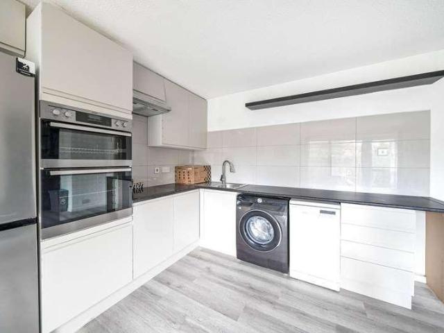 Flat for sale in Teddington, Strawberry Hill