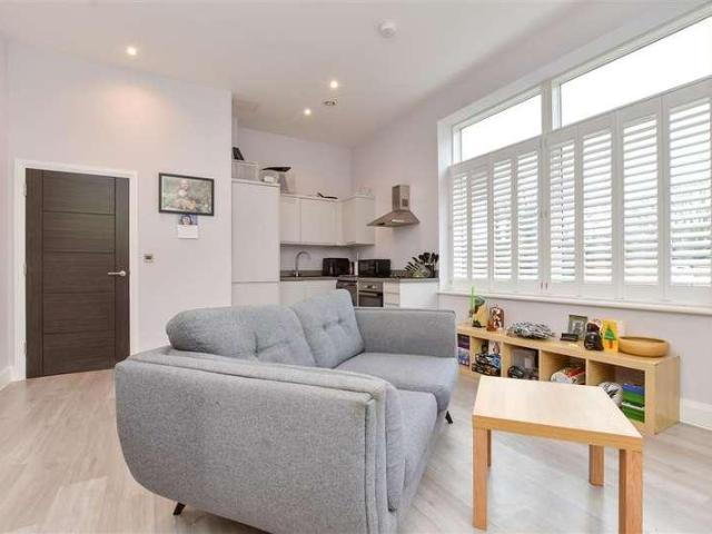 Flat for sale in Leatherhead