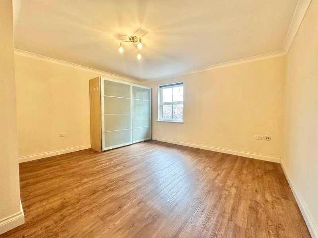 Flat for sale in Hampshire