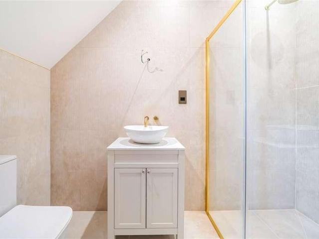 Flat for sale in London Borough of Ealing, Greater London