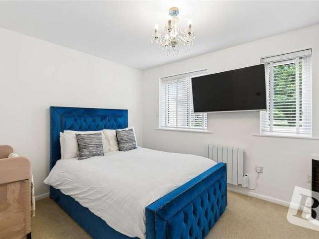 Flat for sale in Vange, Essex