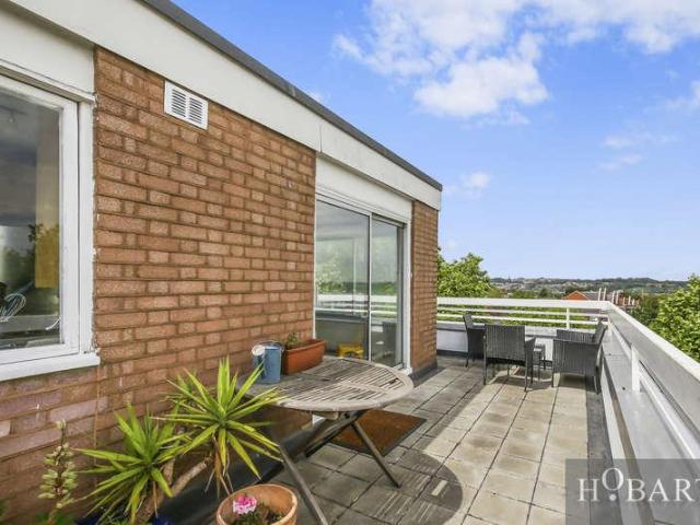 Flat for sale in Stroud Green, Greater London