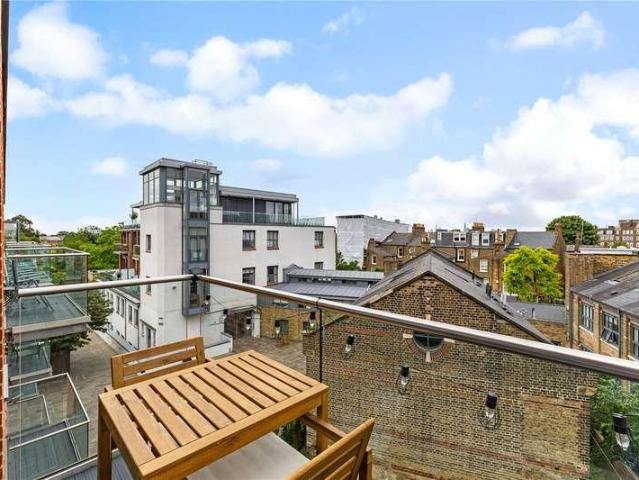 Flat for sale in Clapham, Greater London
