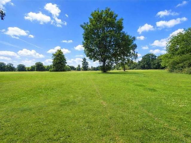 Flat for sale in Dee Park, Reading