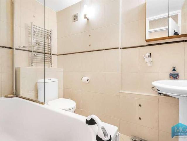 Flat for sale in Woodside Park, Greater London