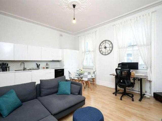 Flat for sale in Earl's Court, Greater London