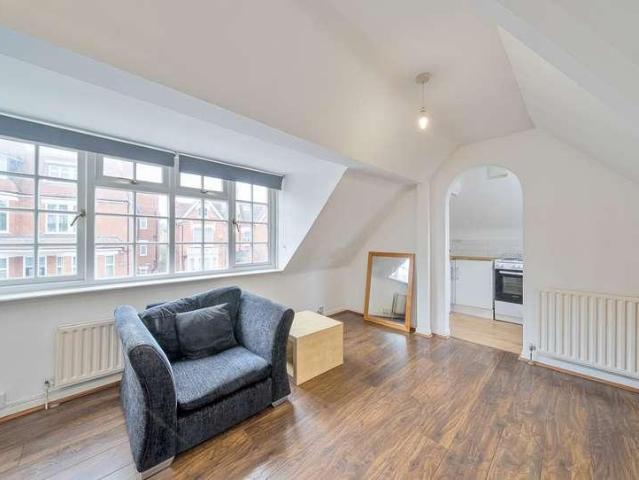 Flat for sale in Streatham, Greater London