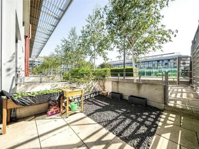 Flat for sale in Finsbury Park, Greater London