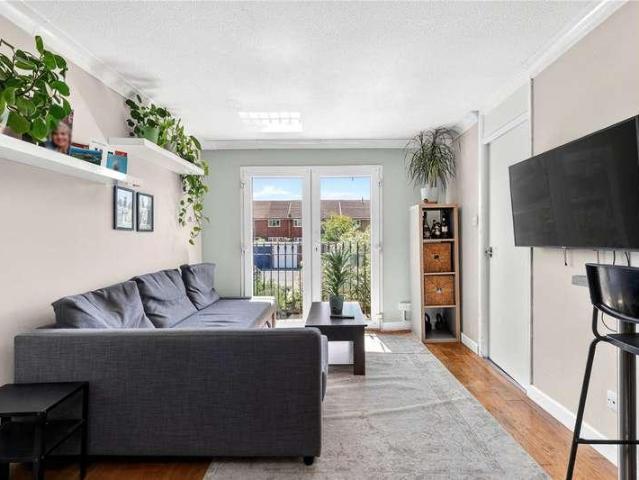Flat for sale in Row Town, Surrey