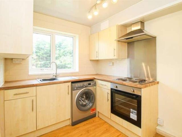 Flat for sale in Wrenthorpe, West Yorkshire