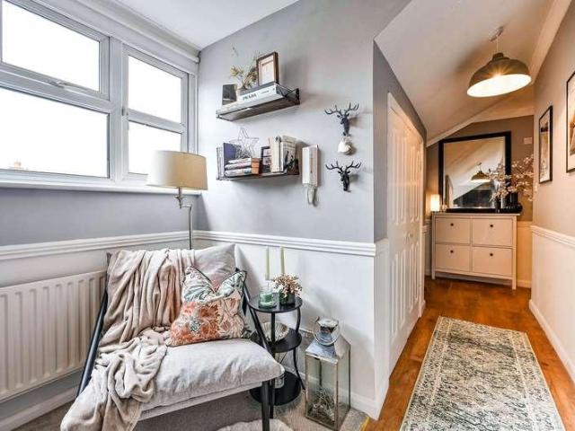 Flat for sale in Rose Hill, Pachesham Park