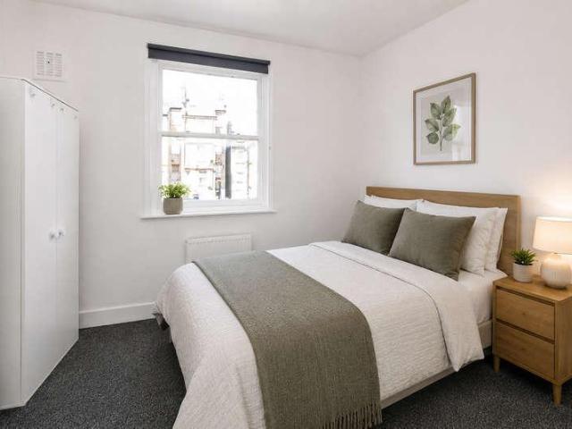 Flat for sale in Penge, Greater London