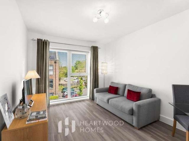 Flat for sale in St Albans, Five Acres