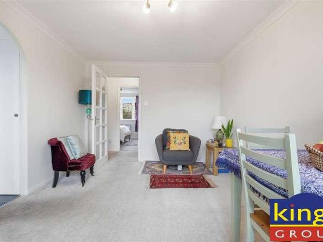 Flat for sale in Upper Walthamstow, Greater London