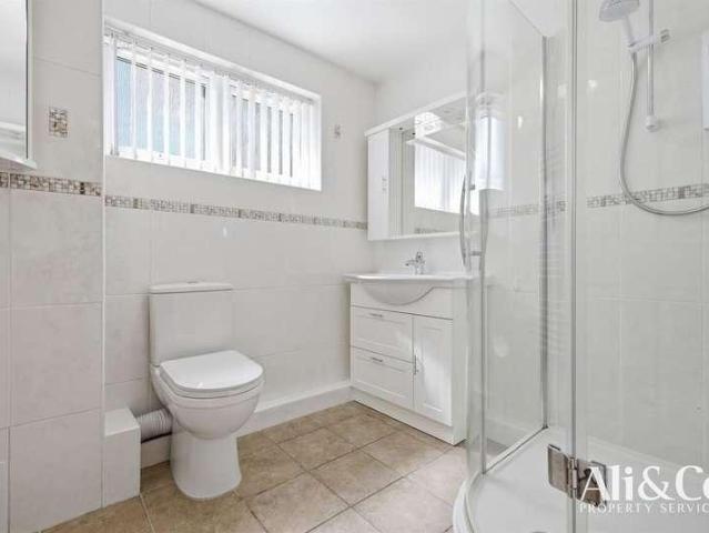 Flat for sale in Grays, Essex