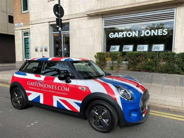 Flat for sale in Vauxhall, Greater London