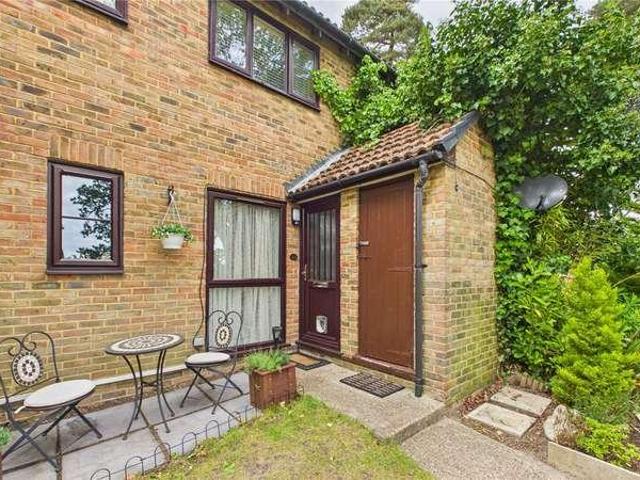 Flat for sale in Heol-las, Surrey