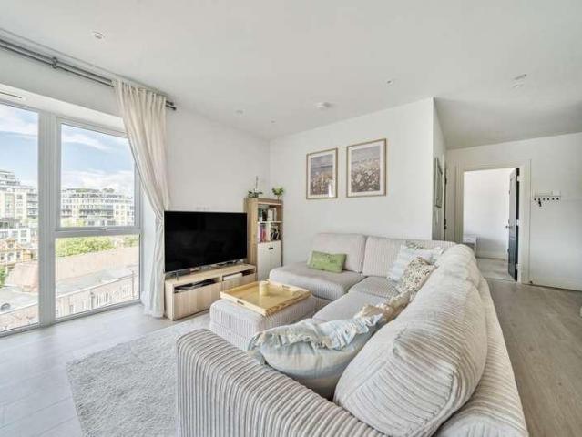 Flat for sale in London Borough of Ealing, Greater London