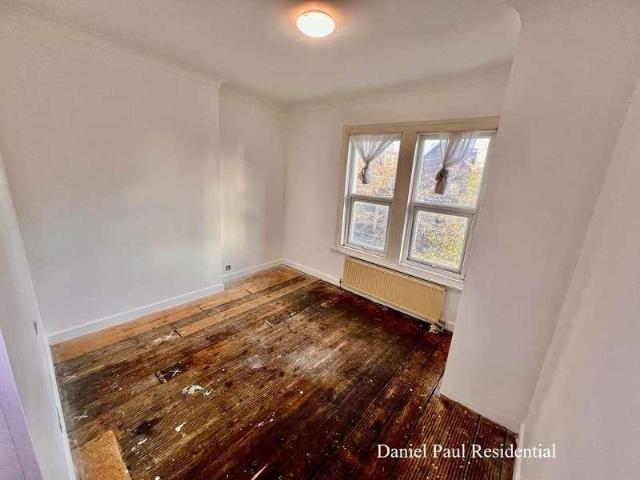 Flat for sale in London Borough of Ealing, Greater London
