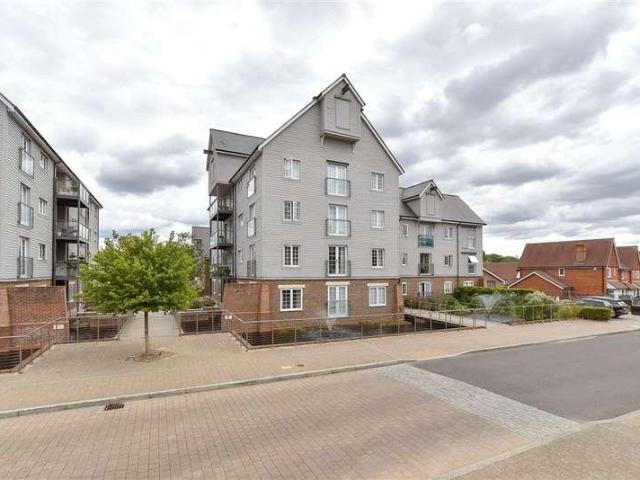 Flat for sale in Wickhurst Green, Horsham