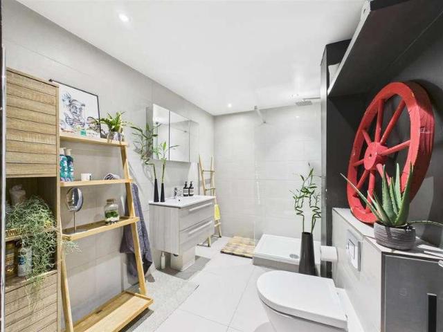 Flat for sale in Whitechapel, Greater London