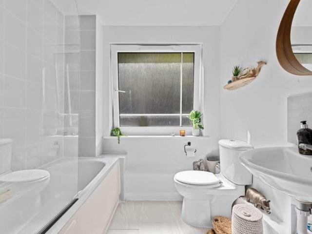 Flat for sale in Pachesham Park, Surrey