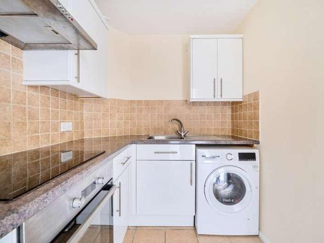 Flat for sale in Fole, Surrey
