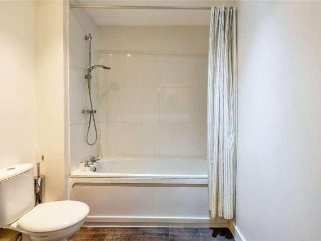 Flat for sale in Shacklewell, Greater London