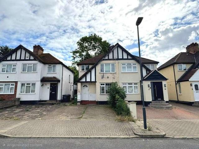 Flat for sale in Harrow Weald, Greater London