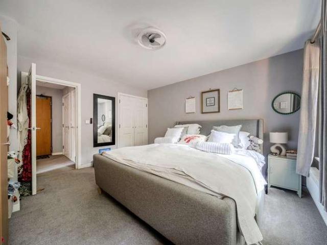 Flat for sale in Wormley, Fole