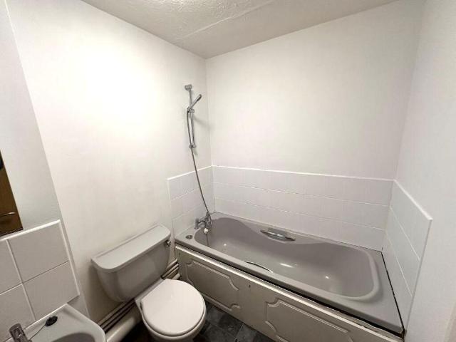 Flat for sale in Woking, Surrey