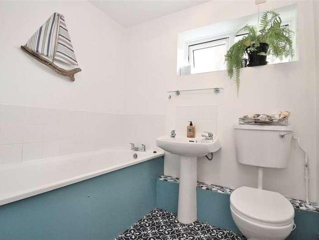 Flat for sale in Woking, Surrey