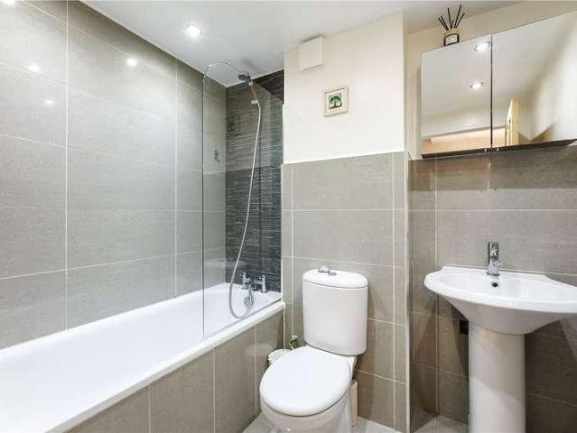 Flat for sale in London Borough of Wandsworth, Greater London