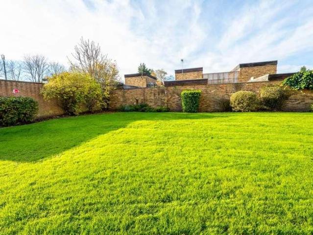 Flat for sale in New Malden, New Malden