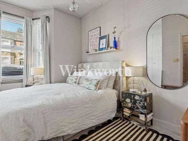 Flat for sale in Seven Sisters, Greater London