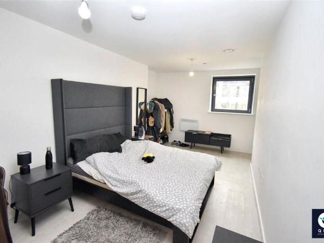 Flat for sale in Salford Quays, Salford