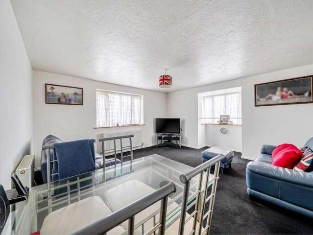 Flat for sale in Hayes, Greater London