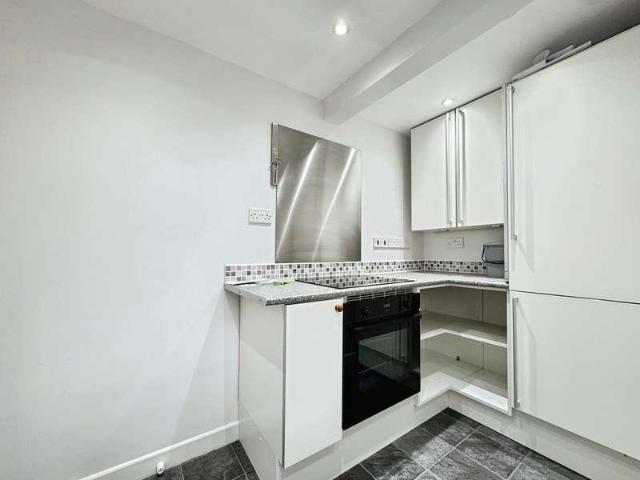 Flat for sale in Totteridge, Cressex