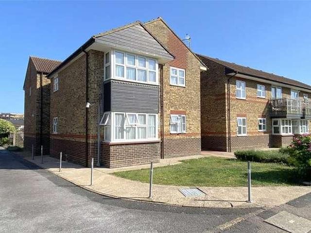Flat for sale in Fishersgate, West Sussex