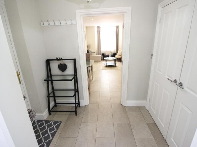 Flat for sale in Worcester Park, Greater London