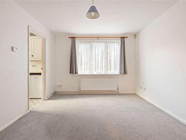 Flat for sale in Fole, Surrey