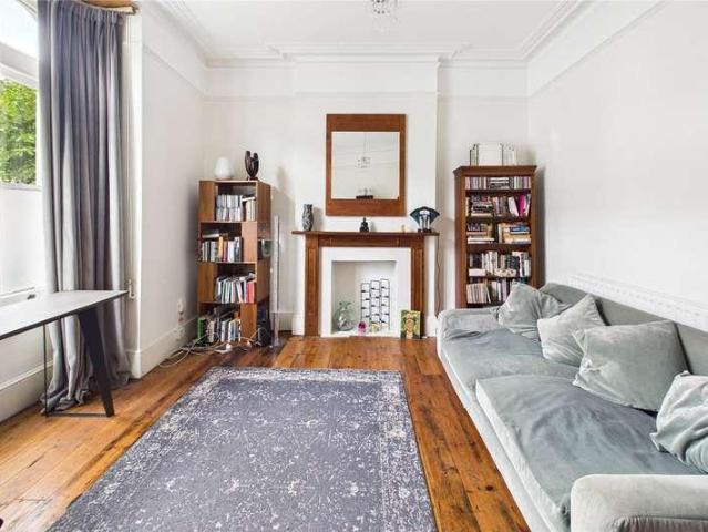 Flat for sale in Tulse Hill, Greater London