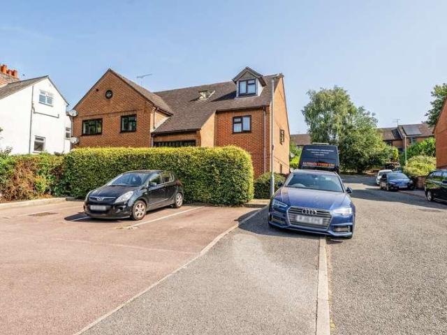 Flat for sale in Chepping Wycombe, Flackwell Heath