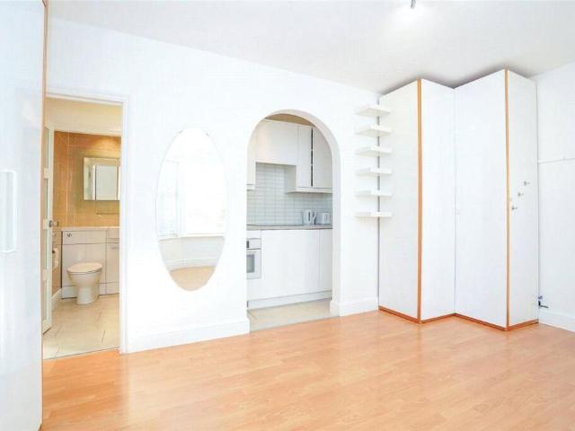 Flat for sale in St Albans, Five Acres