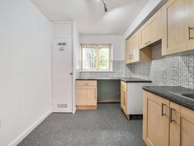 Flat for sale in Gidea Park, Greater London