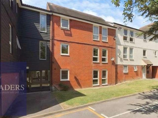 Flat for sale in Chipping Hill, Essex