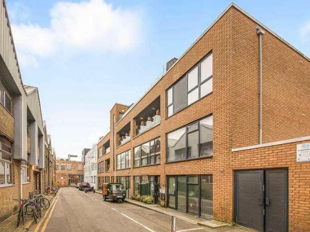 Flat for sale in Stoke Newington, Greater London