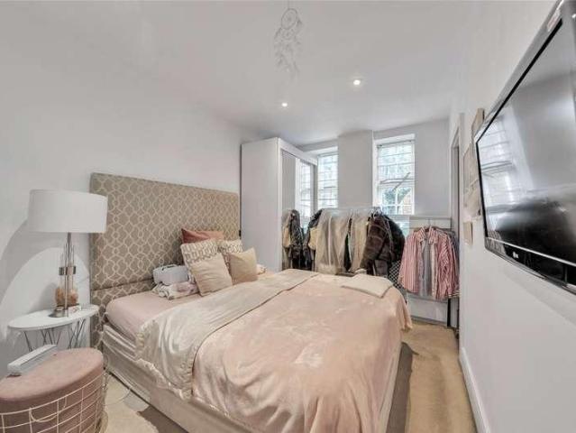 Flat for sale in St. John's Wood, Greater London
