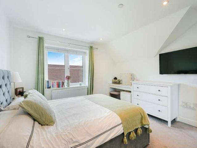 Flat for sale in Ewell, Surrey